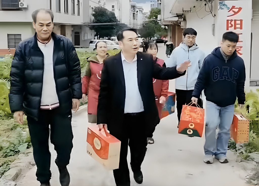 龙港市政协委员、龙港中医院副院长潘世.jpg